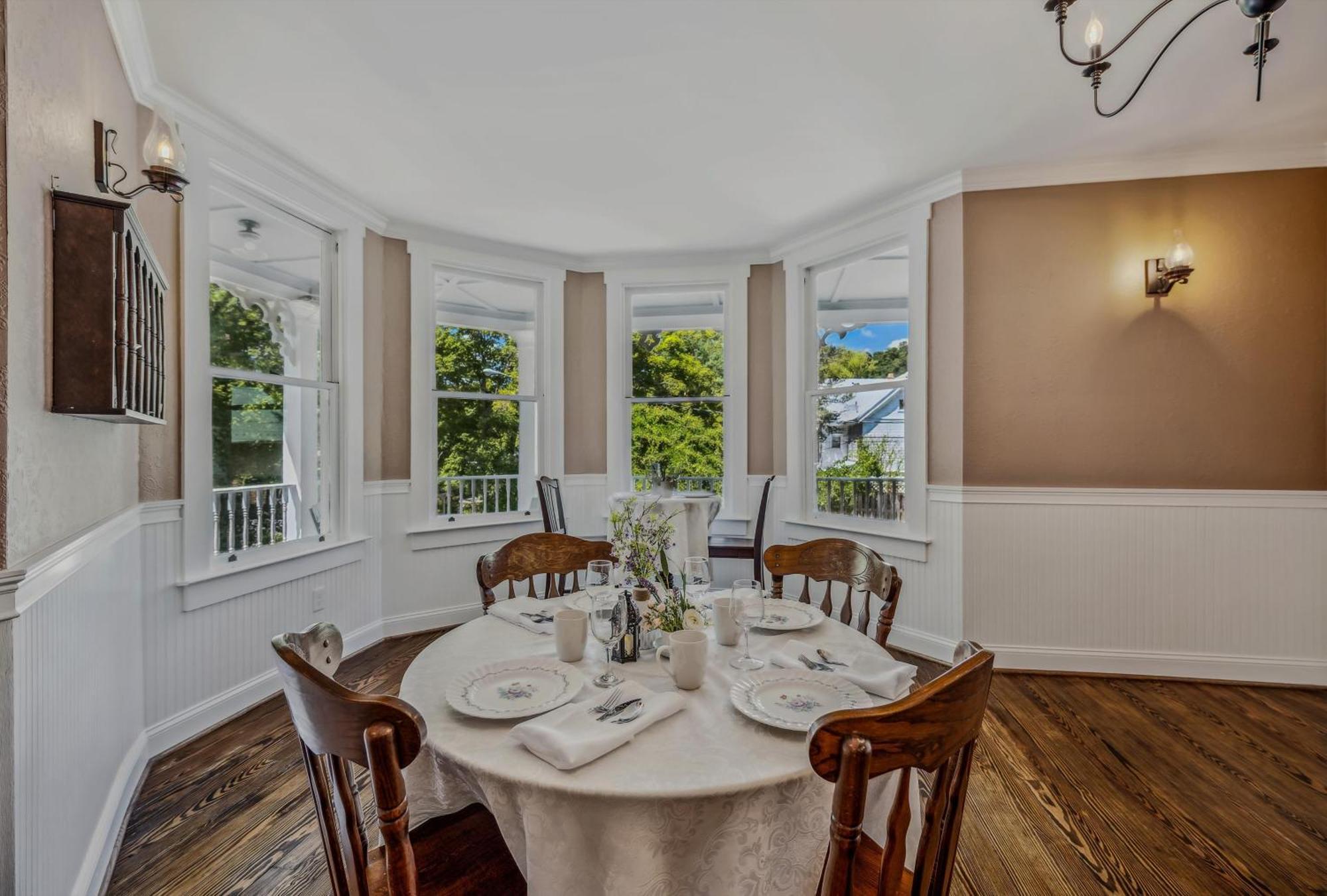 The Grand Castalian Inn Bed And Breakfast 버클리 스프링스 외부 사진