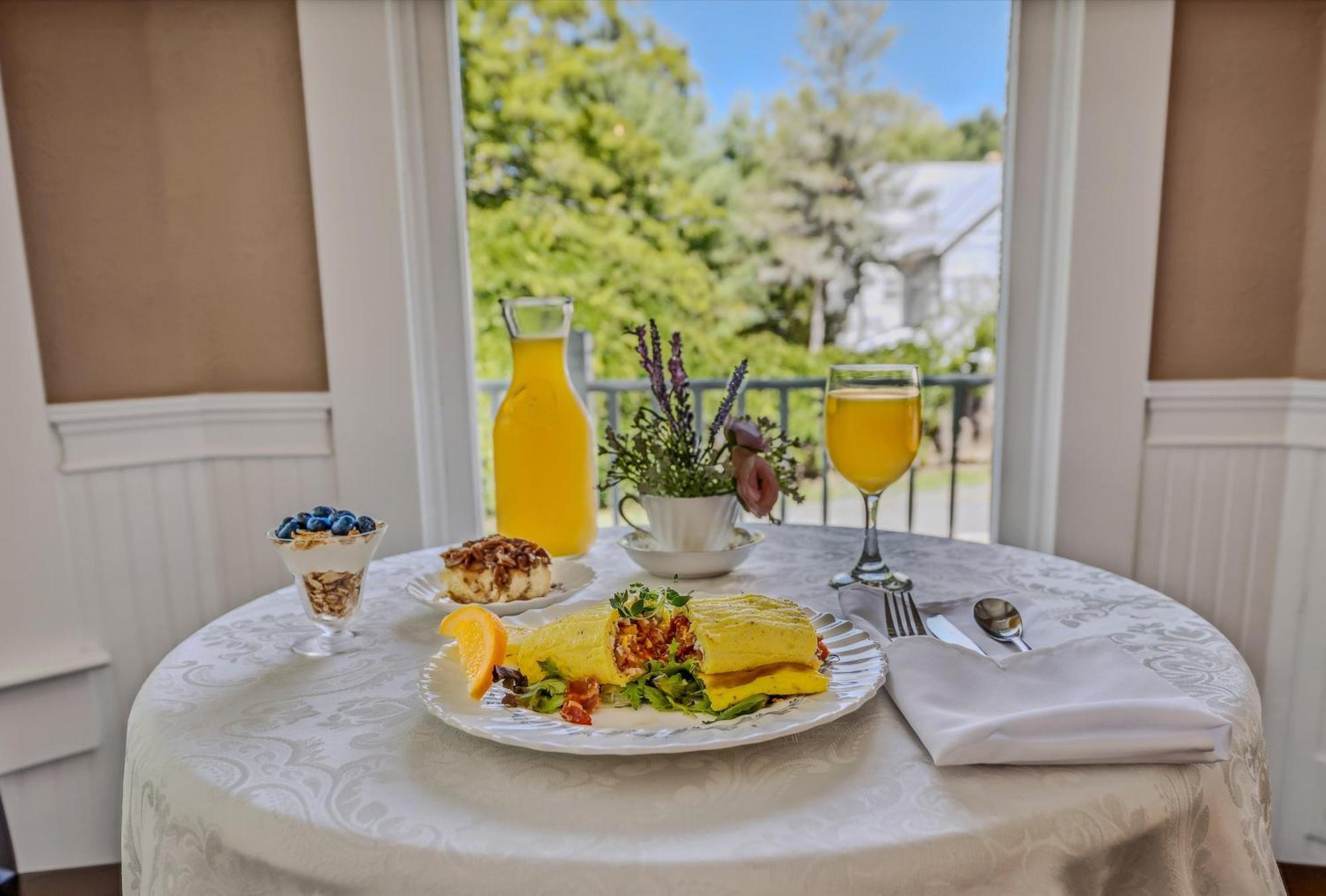 The Grand Castalian Inn Bed And Breakfast 버클리 스프링스 외부 사진